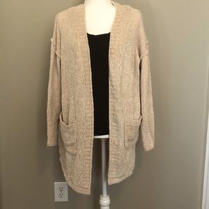 Cozy soft cream cardigan w pockets